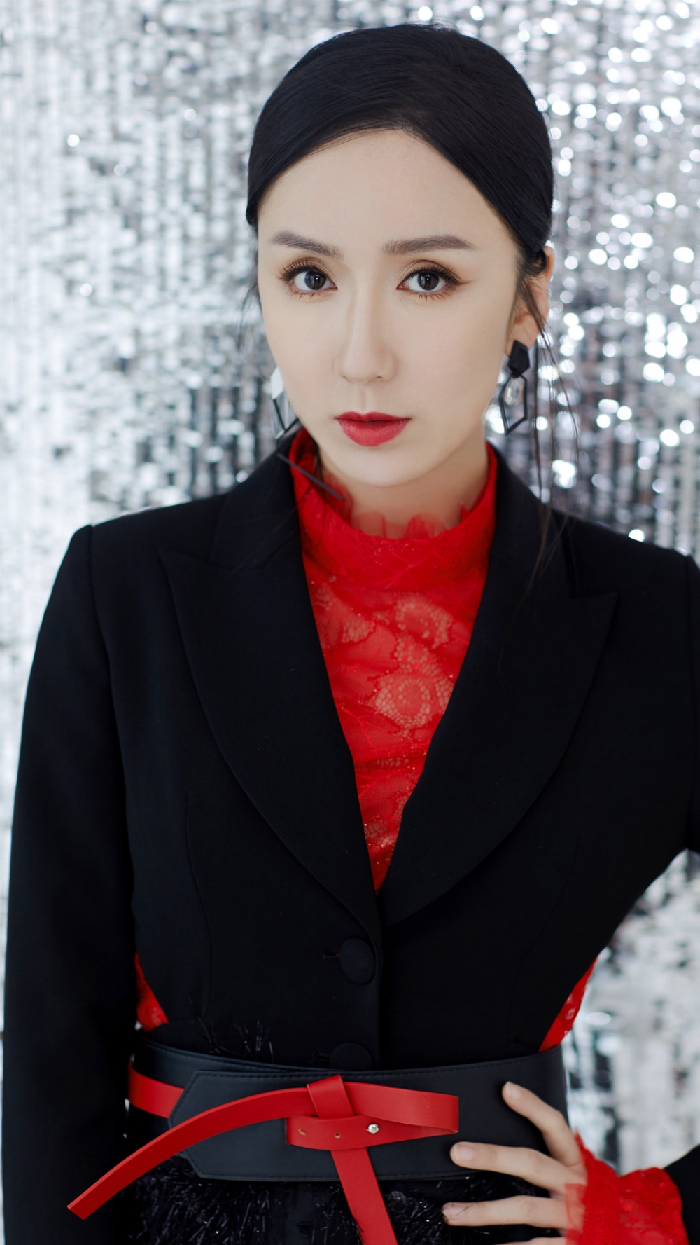 点击大图看下一张:娄艺潇知性写真手机壁纸图片