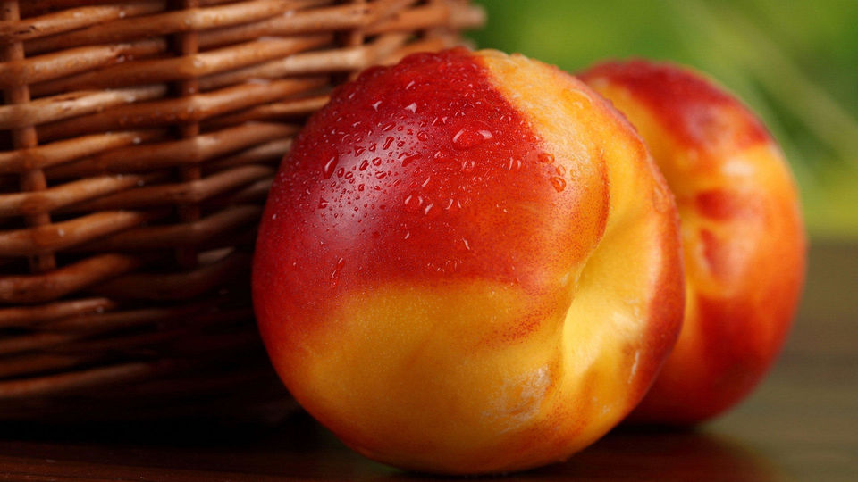 点击大图看下一张：浙江奉化特产皮薄多汁的水蜜桃图片