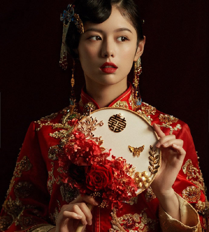 点击大图看下一张：一组眉目如画的古典中式新娘造型