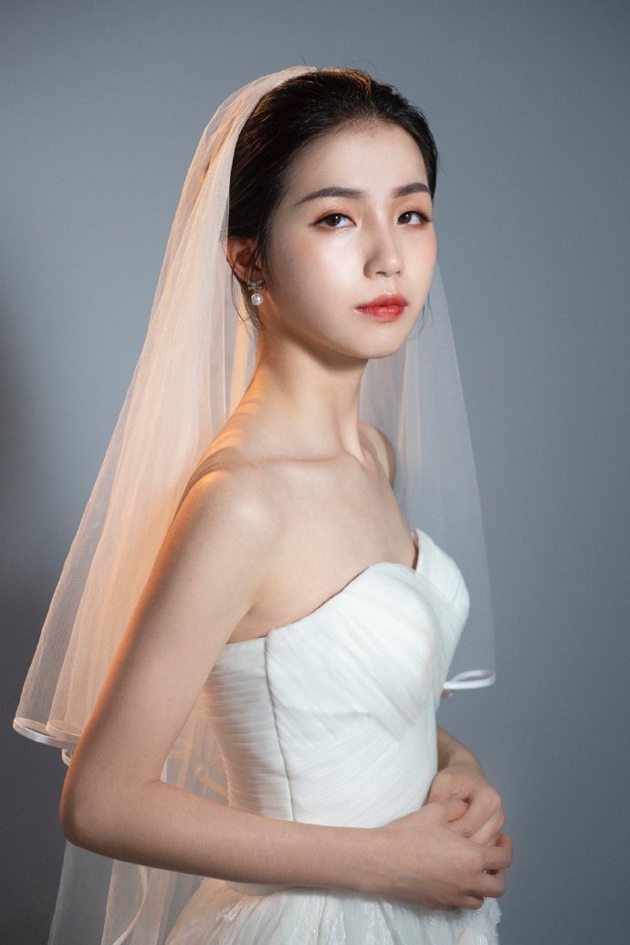 点击大图看下一张：一组韩式简约新娘造型图片欣赏