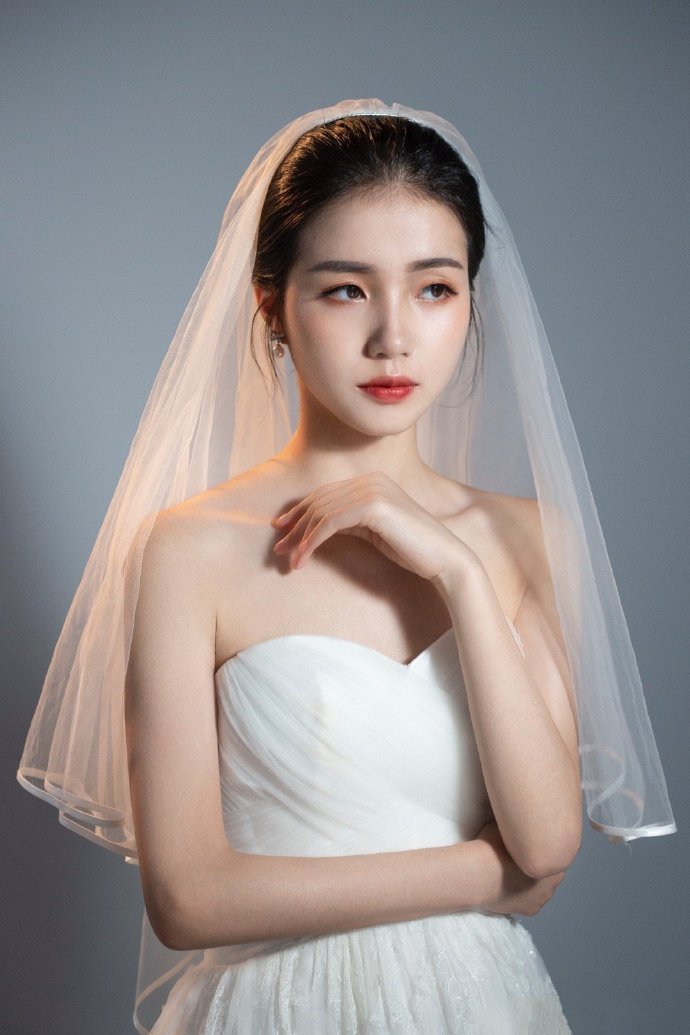 点击大图看下一张：一组韩式简约新娘造型图片欣赏