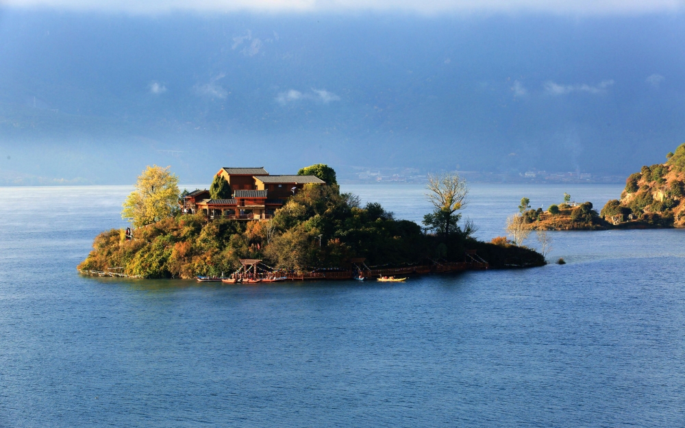点击大图看下一张：云南丽江泸沽湖唯美风景图片欣赏