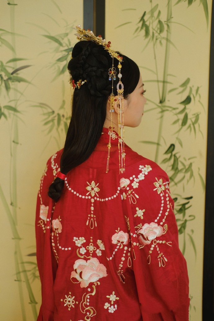 点击大图看下一张：一组端庄典雅的中式新娘造型欣赏