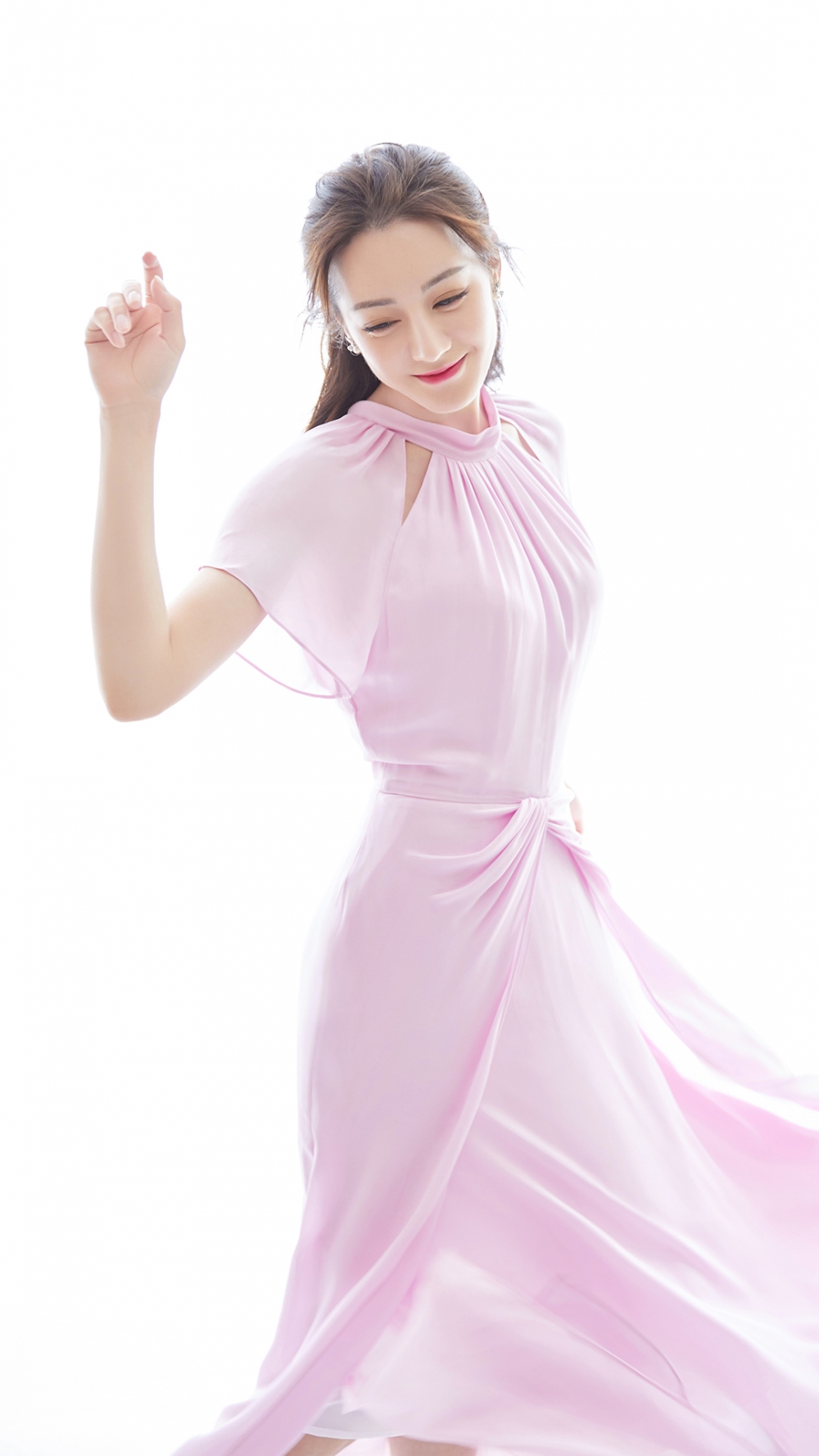 点击大图看下一张：迪丽热巴身着一袭糖果粉色仙女裙亮相活动