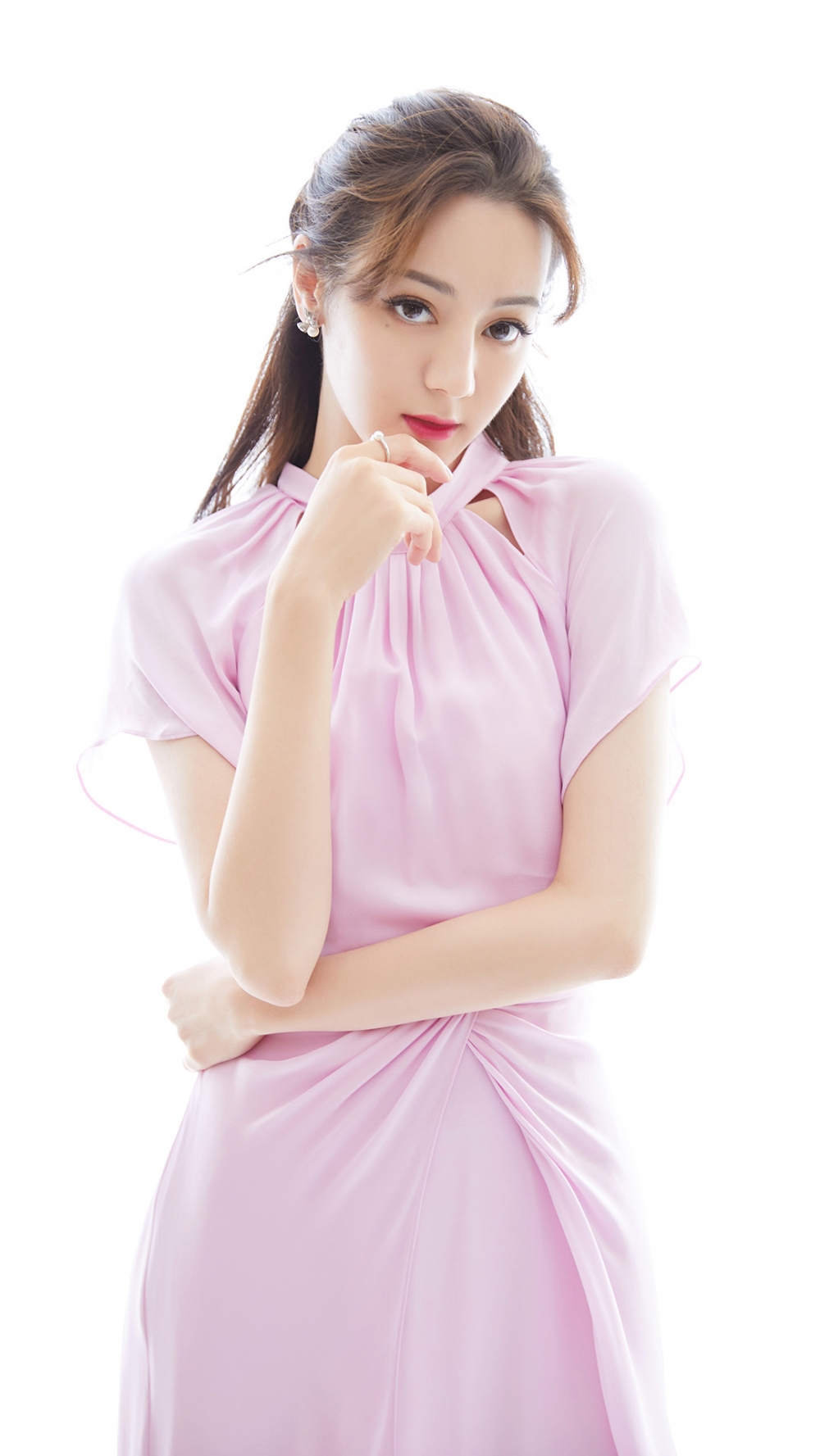 点击大图看下一张：迪丽热巴身着一袭糖果粉色仙女裙亮相活动