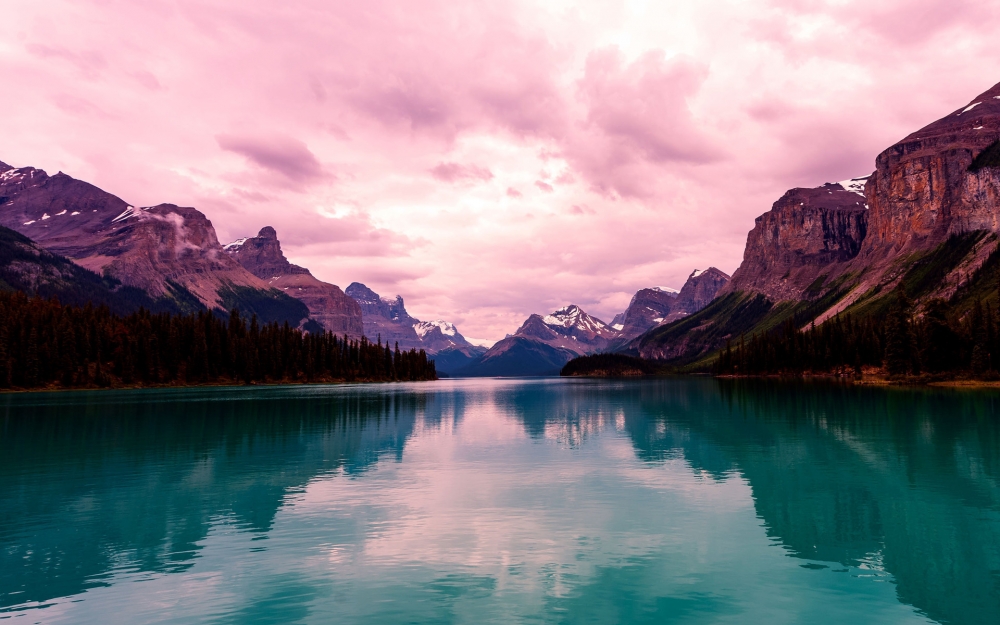 点击大图看下一张：唯美迷人的湖泊风景桌面壁纸