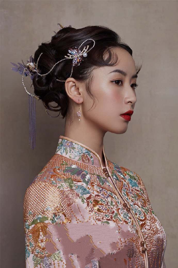 点击大图看下一张：娴静温婉的中式旗袍造型图片