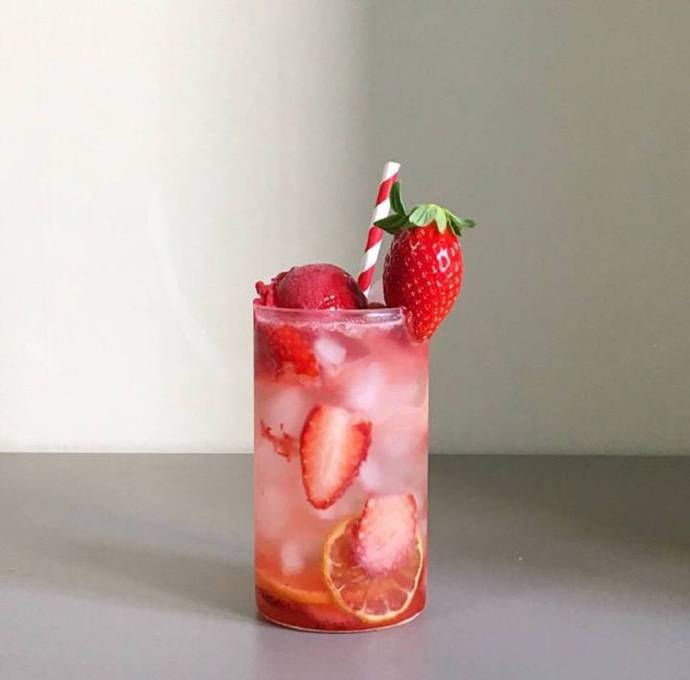 点击大图看下一张：一组美美的草莓系列冷饮图片
