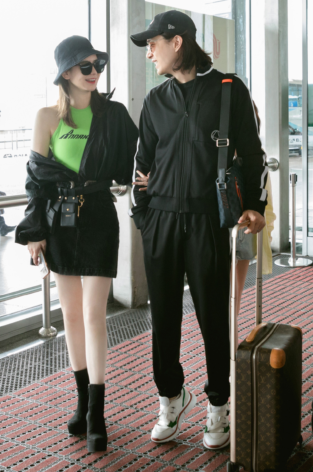 点击大图看下一张：戚薇李承铉时尚机场图片