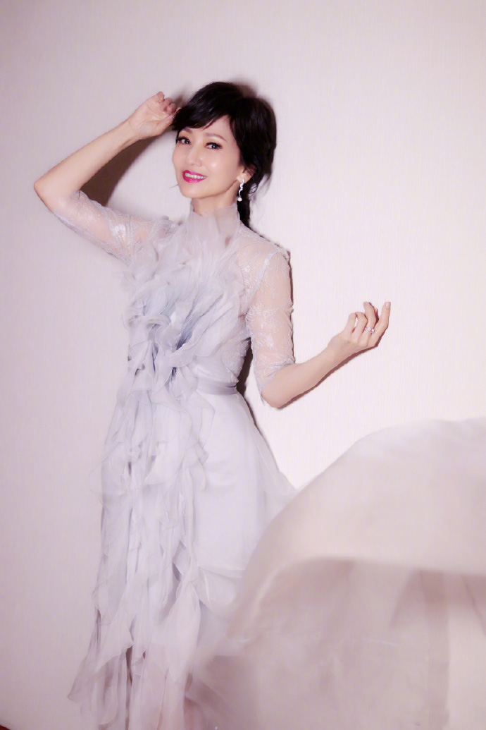 点击大图看下一张：赵雅芝素颜薄纱长裙优雅性感写真图片