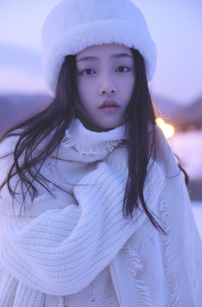 点击大图看下一张：吴佳怡甜美俏皮冬日写真图片