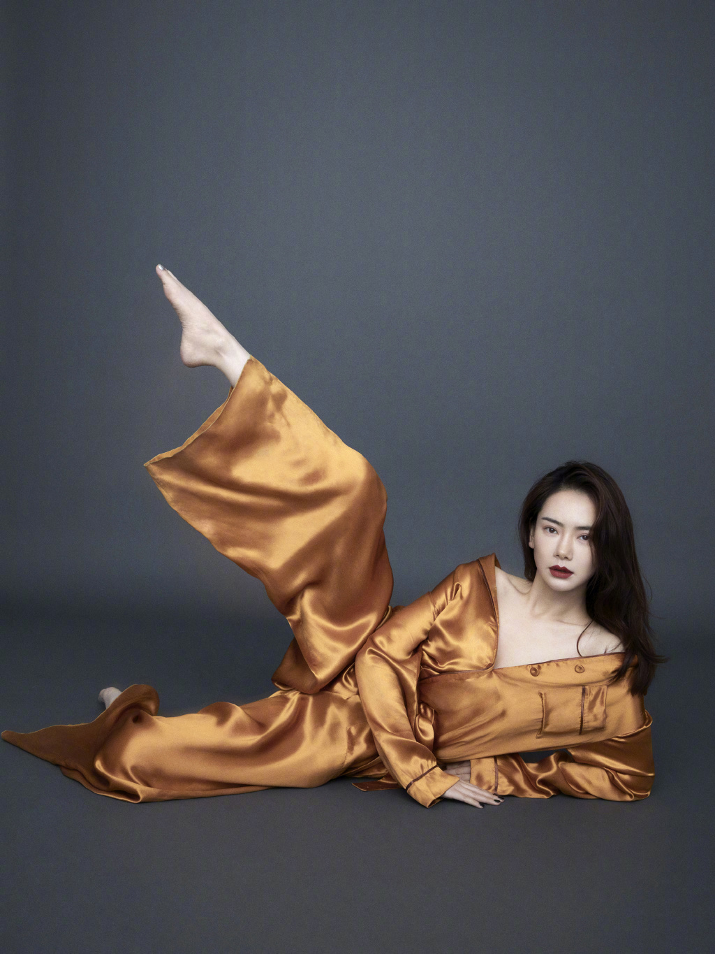 点击大图看下一张：戚薇李承铉《时尚健康》杂志封面写真