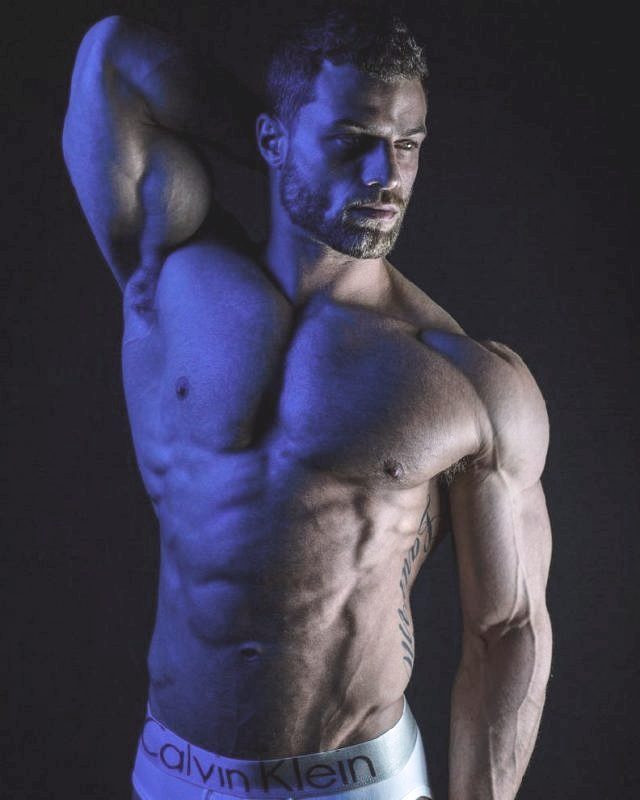 点击大图看下一张：性感欧美肌肉型男半裸艺术照片
