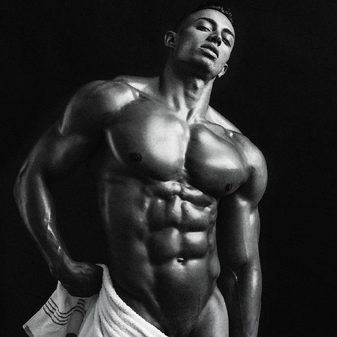 点击大图看下一张：欧美肌肉型男性感艺术写真图片