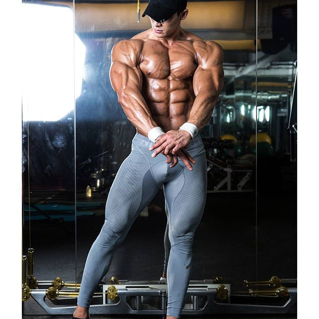 点击大图看下一张：欧美肌肉型男性感艺术写真图片