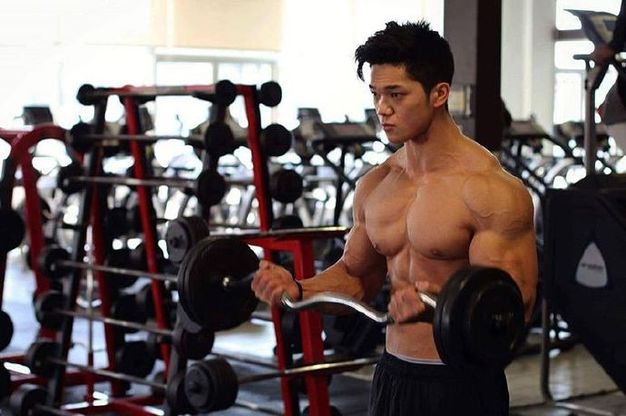 点击大图看下一张：健身房帅哥肌肉型男图片