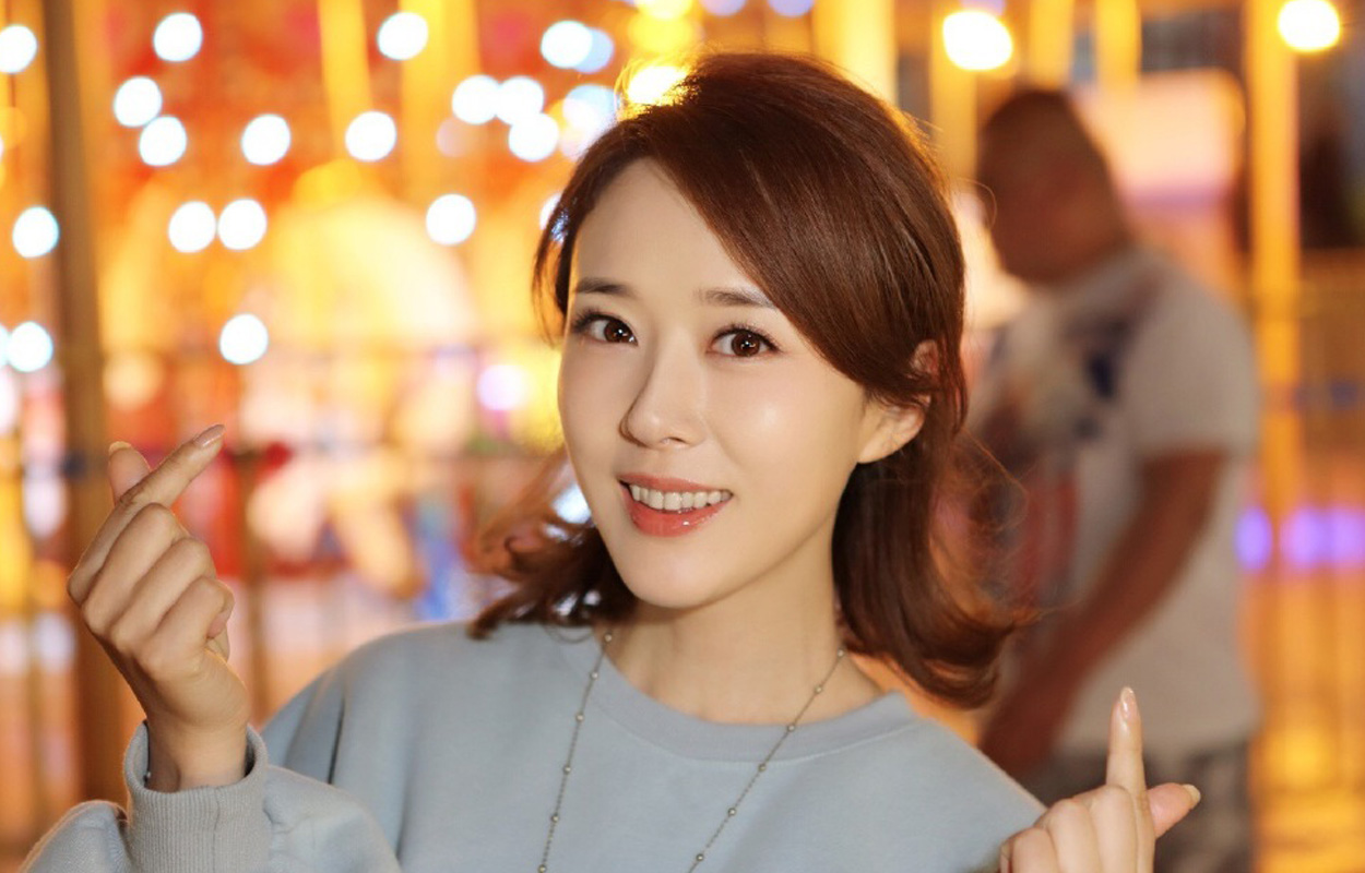 点击大图看下一张:颜丹晨游乐场甜美图片