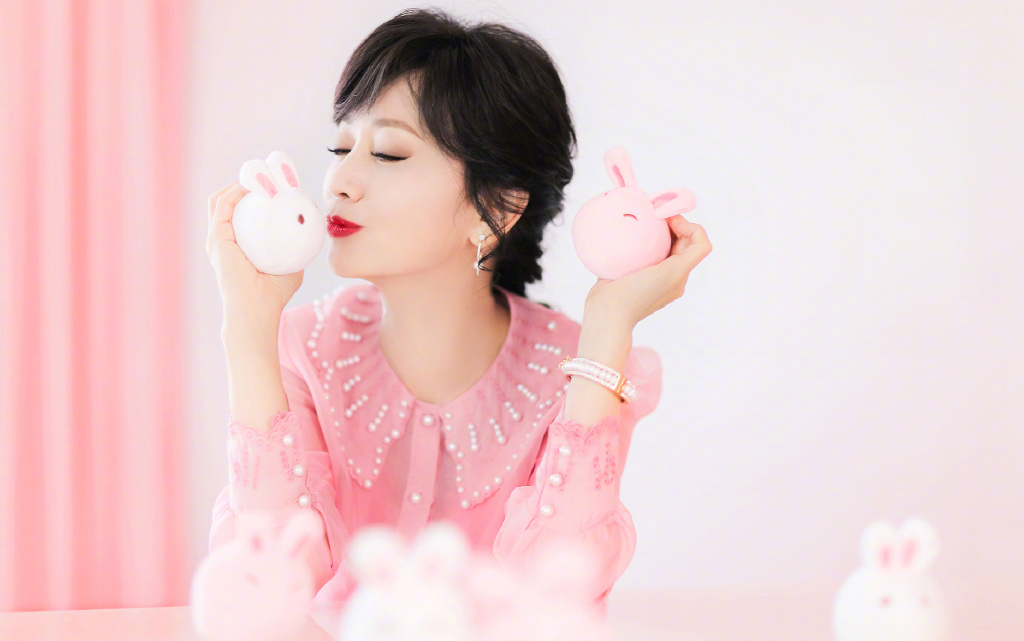 点击大图看下一张：赵雅芝粉色雪纺衬衫气质写真图片