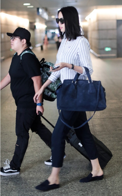 点击大图看下一张：时尚辣妈张梓琳机场条纹衬衫写真