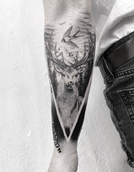 点击大图看下一张：手臂鹿纹身 9款黑灰色的包臂鹿头纹身图案