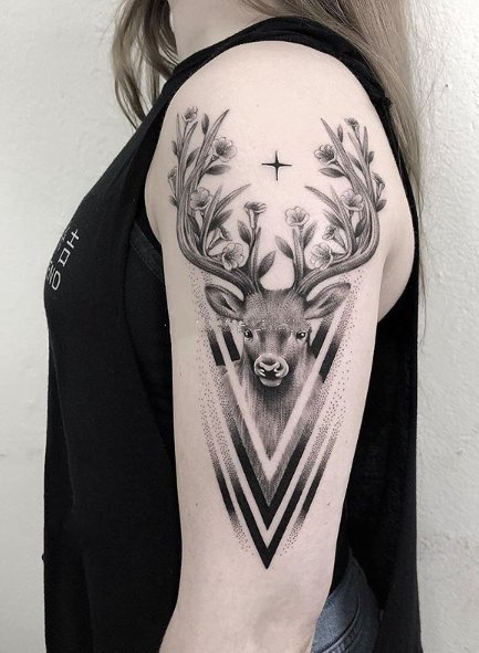 点击大图看下一张：手臂鹿纹身 9款黑灰色的包臂鹿头纹身图案