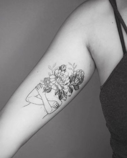 点击大图看下一张：人物与花搭配的14款花头人身创意纹身作品