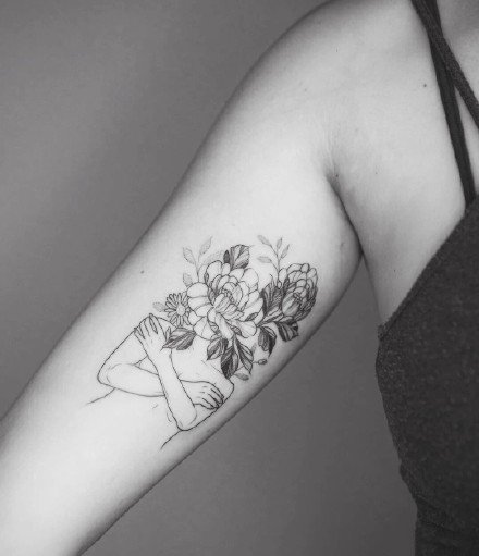 点击大图看下一张：人物与花搭配的14款花头人身创意纹身作品