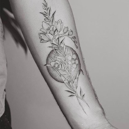 点击大图看下一张：小臂素花纹身 9款女生小臂的小清新素花纹身图片