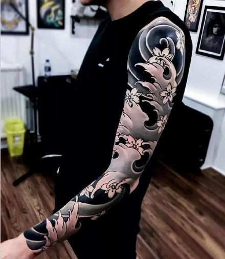 点击大图看下一张：花臂纹身 11款传统的花臂纹身作品图片