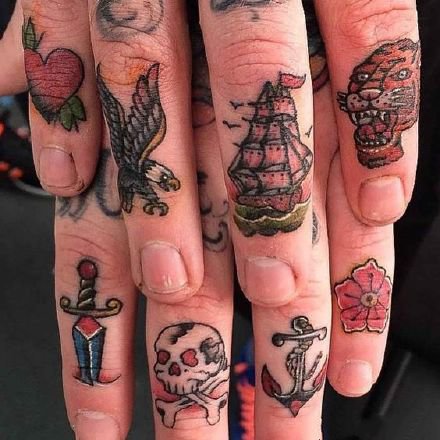 点击大图看下一张：个性的9款手指上的纹身艺术图片