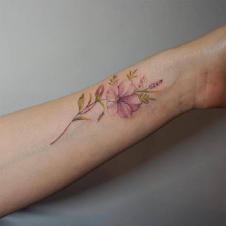 点击大图看下一张：女生小臂小清新的9款花朵纹身图案