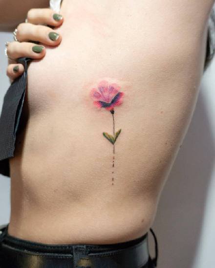 点击大图看下一张：女生小臂小清新的9款花朵纹身图案