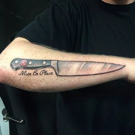 点击大图看下一张：匕首纹身 20款好看的刀具匕首主题的兵器纹身图片