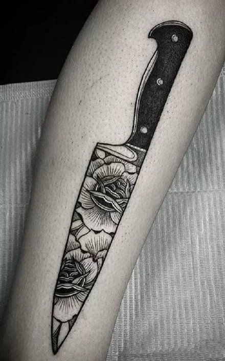 点击大图看下一张：匕首纹身 20款好看的刀具匕首主题的兵器纹身图片
