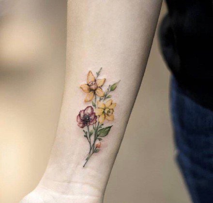 点击大图看下一张：18款淡淡彩色的小臂花卉纹身图片