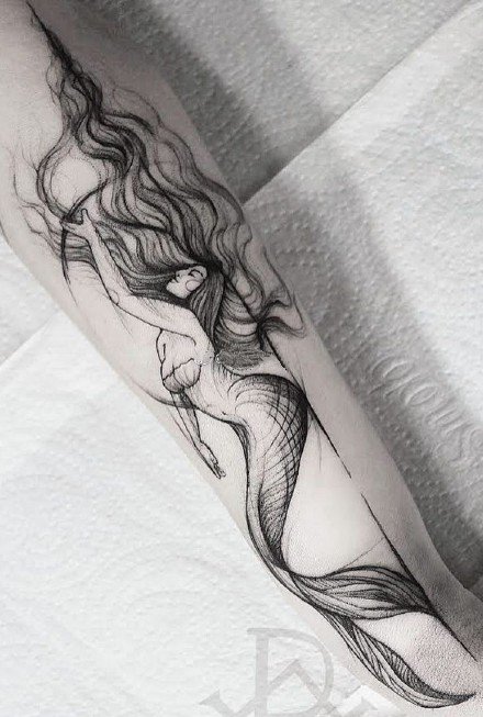 点击大图看下一张：点线美人鱼纹身 黑灰色的9款帅气美人鱼纹身作品