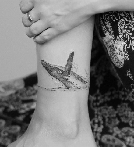 点击大图看下一张：鲸鱼刺青 9款黑灰适合女生的点刺鲸鱼纹身图片