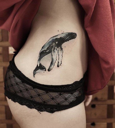 点击大图看下一张：鲸鱼刺青 9款黑灰适合女生的点刺鲸鱼纹身图片