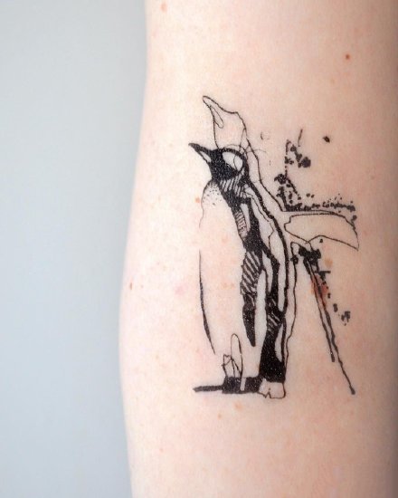 点击大图看下一张：企鹅纹身 9款好看的几何线条企鹅纹身图片