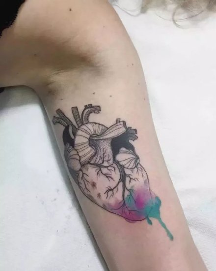 点击大图看下一张:心脏纹身 29款精美的心脏纹作品图案