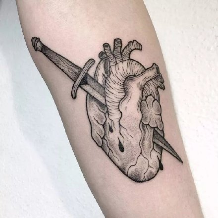 点击大图看下一张：心脏纹身 29款精美的心脏纹作品图案