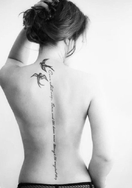 点击大图看下一张：女生脊柱纹身 适合女神的性感脊柱小花纹身图