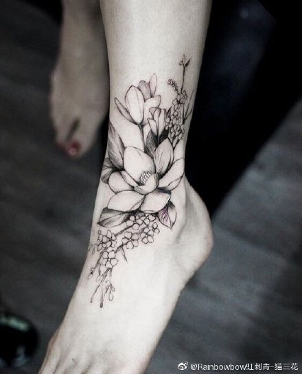 点击大图看下一张：女生脚背和脚踝的漂亮小花卉纹身图片