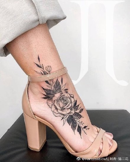 点击大图看下一张：女生脚背和脚踝的漂亮小花卉纹身图片