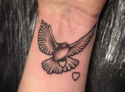 点击大图看下一张：纹身鸽子图 9张象征和平的鸽子纹身图片