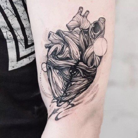 点击大图看下一张：纹身心脏图 一组创意的9张心脏纹身图片