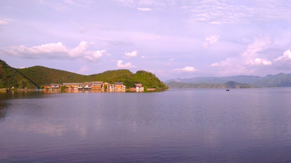 点击大图看下一张：唯美泸沽湖自然风光图片欣赏