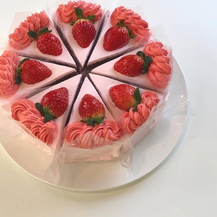 点击大图看下一张：一组粉粉的美味草莓蛋糕图片欣赏