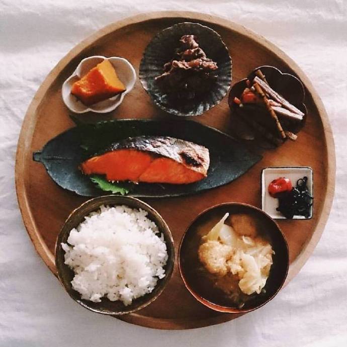 点击大图看下一张：好看又营养丰富的日式一人餐 ​ ​​​​