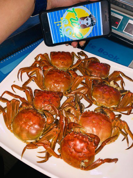 点击大图看下一张：一堆看着就好吃的大闸蟹实拍图片